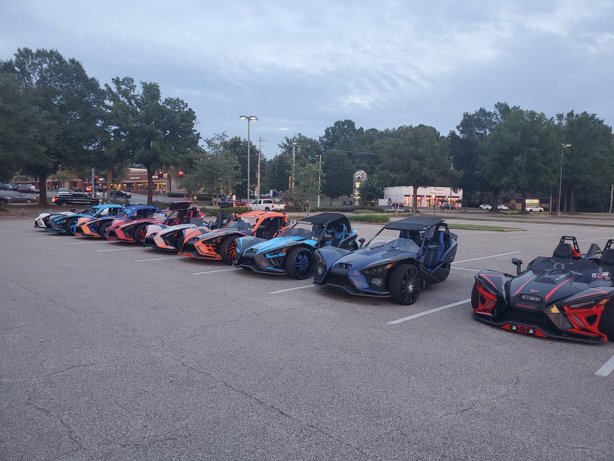MidSouthSlings's tweet photo. @MidSouthSlings fellowshipping together after doing a Special 30th Birthday Drive By for a special young lady on Friday 9/2/22 https://t.co/FF8lp1MvRh