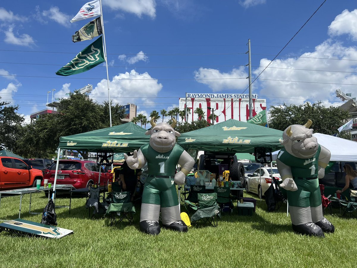 Danikara's tweet photo. We’re here. Let’s do it! #GoBulls #HornsUp #lot5 https://t.co/uA1e7On2F9