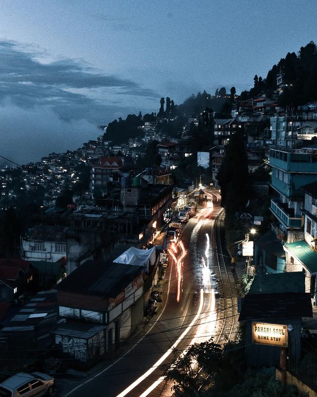 sikkimdiaries's tweet photo. Darjeeling by Night.
#sikkim #darjeeling #northeastindia #incredibleindia #sikkimdiaries #pellinghomestay #iampurandahal #sikkimadventure #northsikkim #gangtok #pelling #ravangla #namchi #lachen #kurseong https://t.co/T6FnGKlPn8