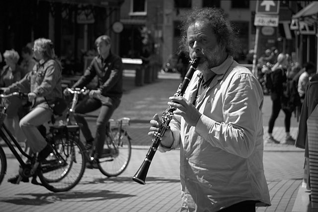 Street musicians are always a nice object for a picture HARMJANSCHUURMAN.COM #leica #streetphotography #blackandwhitephotography #france #bnwphotographer