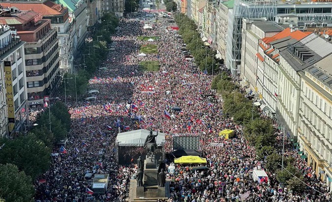 telesurenglish's tweet image. #Czechia | In Prague, 70,000 people took to the streets on Saturday to protest against the sharp rise in energy prices and to demand a neutral position on the war in Ukraine.
bit.ly/3Rhpnvw