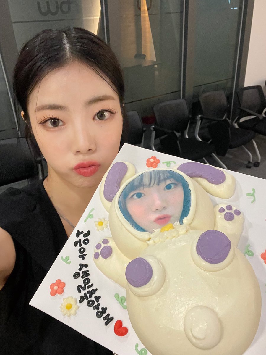 gooeuni's tweet photo. Thank you so much, Plory and the members! Thank you for spending my birthday with me. Thanks to all of you who cherish my birthday more, I feel so happy! Enjoy the rest of the weekend, everyone! 🥹❤ https://t.co/Jxxt2nmPmc