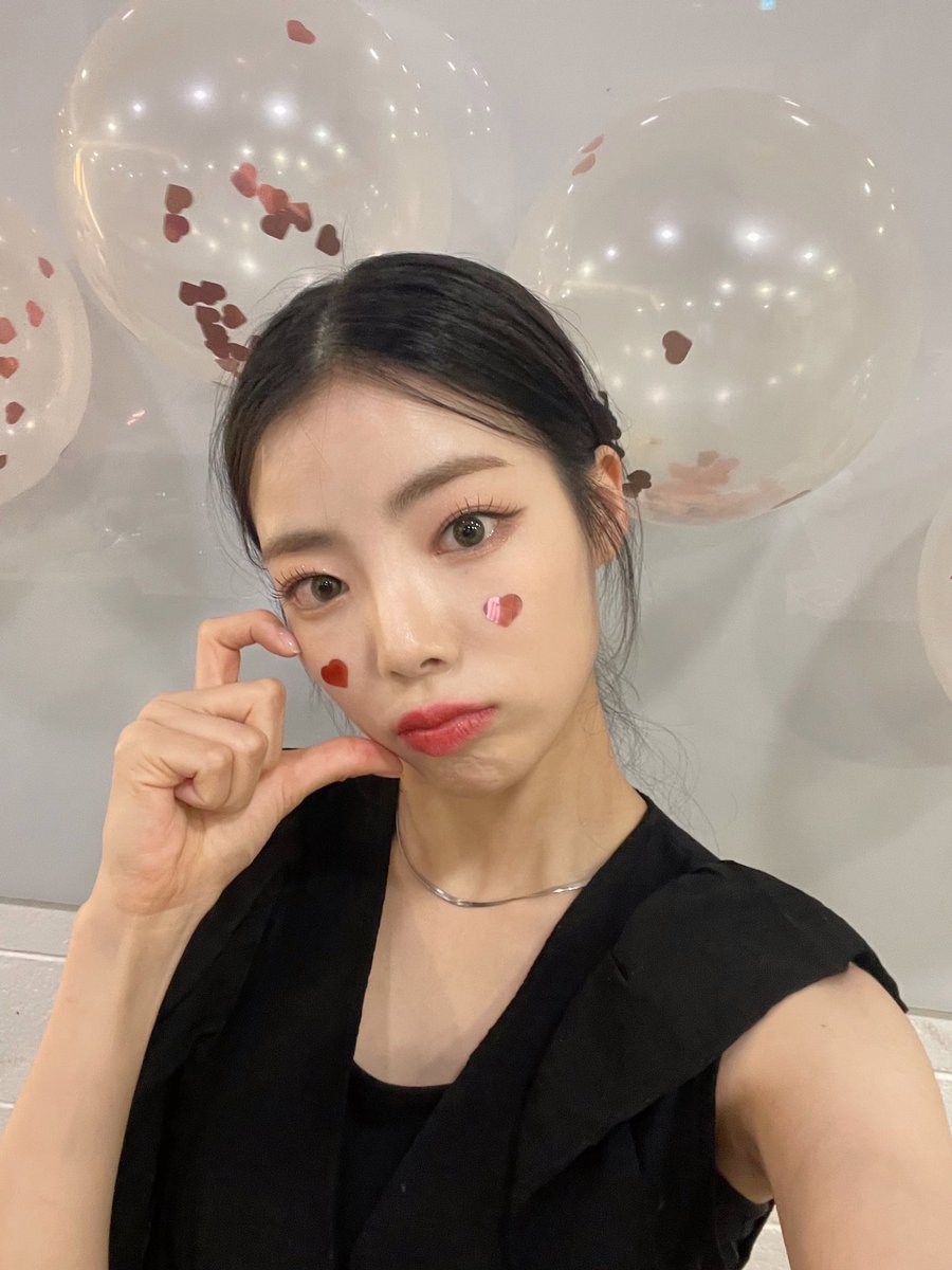 gooeuni's tweet photo. Thank you so much, Plory and the members! Thank you for spending my birthday with me. Thanks to all of you who cherish my birthday more, I feel so happy! Enjoy the rest of the weekend, everyone! 🥹❤ https://t.co/Jxxt2nmPmc