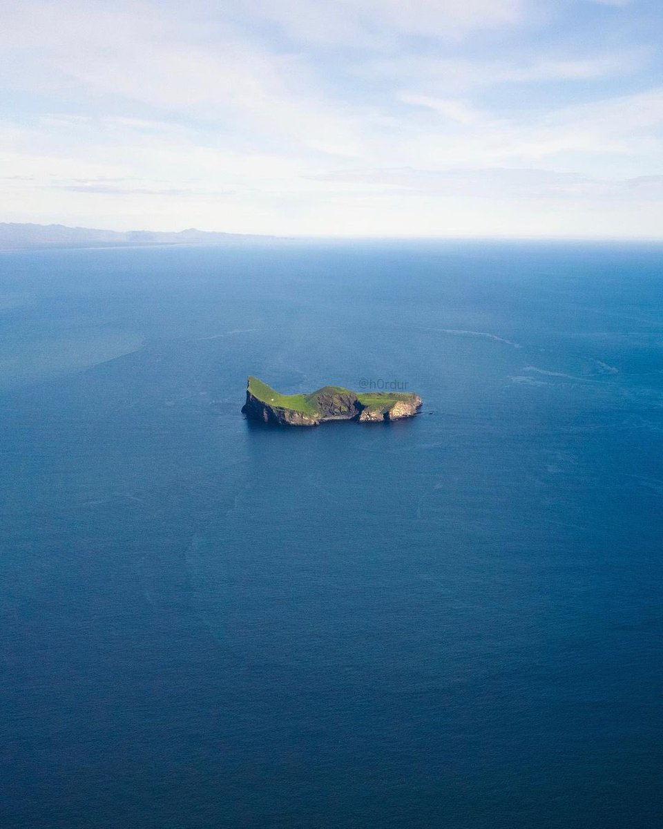 culturainquieta's tweet photo. En la pequeña isla de Elliðaey, al sur de Islandia, encontraremos la casa más solitaria del mundo. Algunas personas llamarían a esta la casa de sus sueños, mientras que otras la describirían como su pesadilla. 

Por el fotógrafo y aventurero islandés Hörður Kristleifsson. https://t.co/qORk3hqtwp
