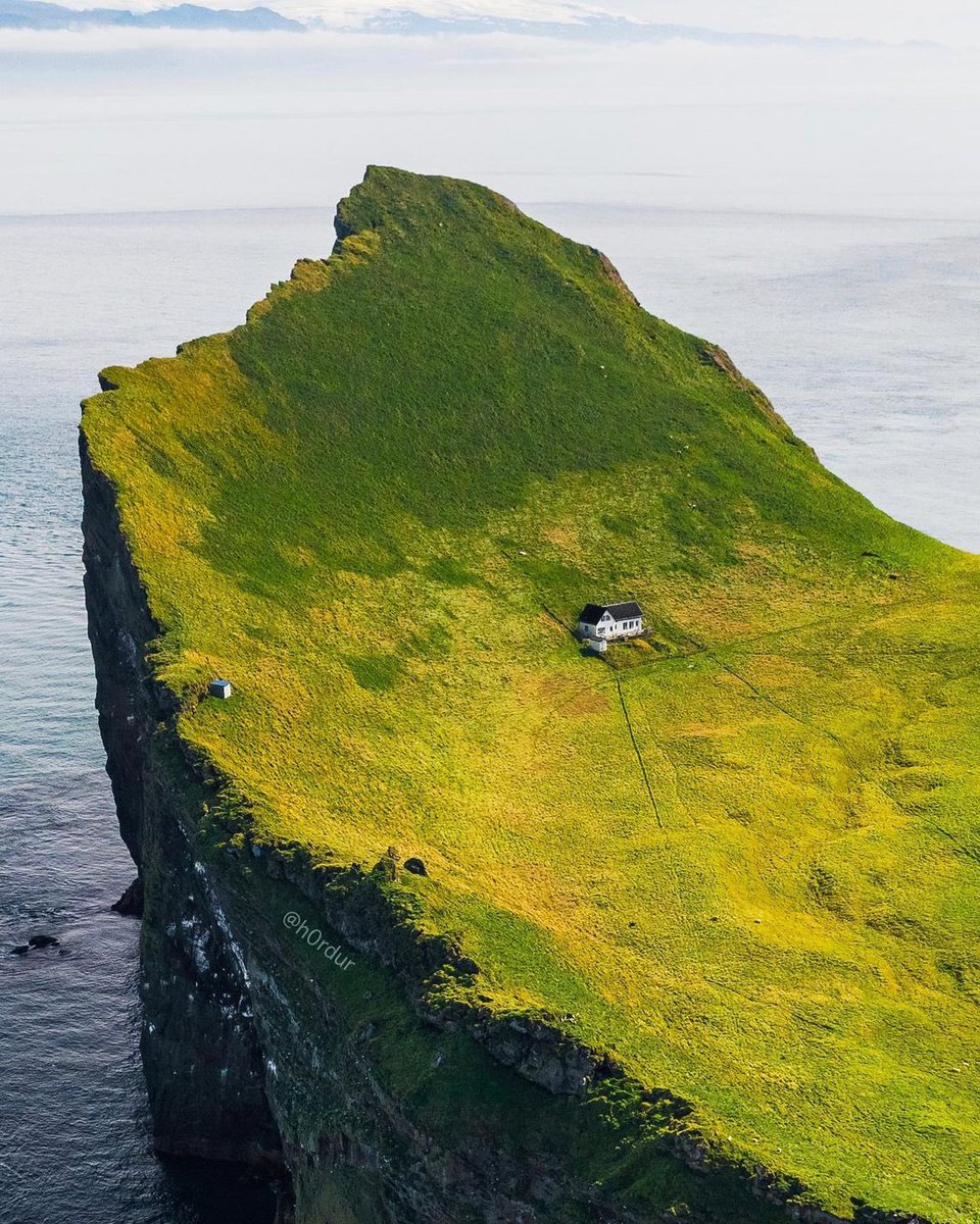 culturainquieta's tweet photo. En la pequeña isla de Elliðaey, al sur de Islandia, encontraremos la casa más solitaria del mundo. Algunas personas llamarían a esta la casa de sus sueños, mientras que otras la describirían como su pesadilla. 

Por el fotógrafo y aventurero islandés Hörður Kristleifsson. https://t.co/qORk3hqtwp