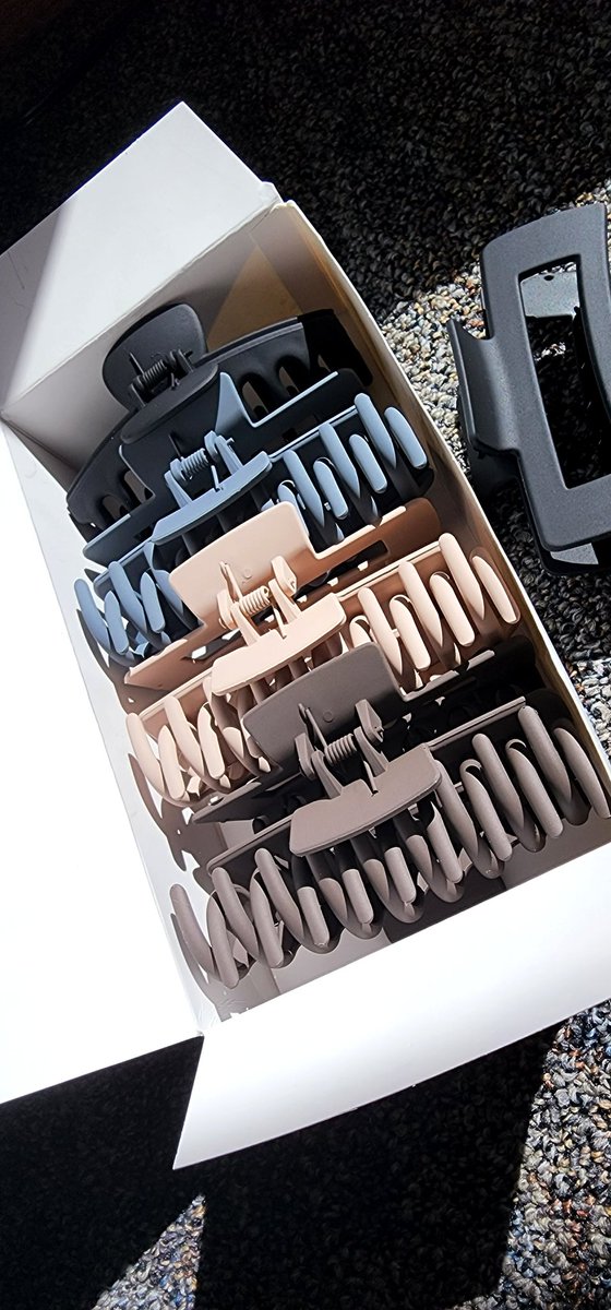 sifascorner's tweet photo. New @amazon find- 8 Pcs Large Hair Clips. I cut my hair quite short couple of days ago. So I got these neutral colored, durable and nonslip matte hair claw clips- 4 colors in 2 styles and they hold my hair pretty well. find it here: https://t.co/KKAfnGjXzL
#sentforreview https://t.co/kJLxdQyeaR