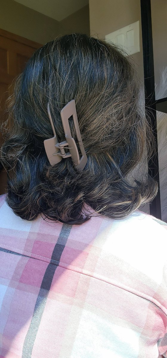 sifascorner's tweet photo. New @amazon find- 8 Pcs Large Hair Clips. I cut my hair quite short couple of days ago. So I got these neutral colored, durable and nonslip matte hair claw clips- 4 colors in 2 styles and they hold my hair pretty well. find it here: https://t.co/KKAfnGjXzL
#sentforreview https://t.co/kJLxdQyeaR