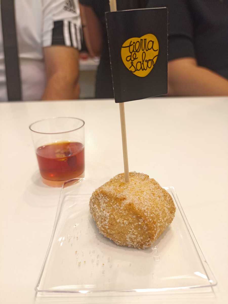 Siempre es un placer escuchar a Luis Matarranz contar, con tanta pasión, el proyecto #TierraDeSabor #ClubSelecciónSegovia 💛

Si estás interesado en este proyecto tienes más información en tierradesabor.es/clubseleccion #Salamaq22