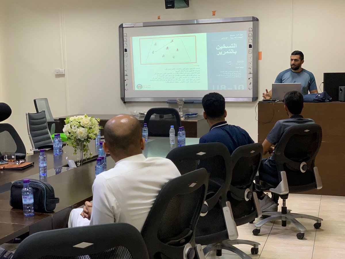nahjacademy's tweet photo. جانب من ورشة العمل للمدربين استعداداً للافتتاح يوم الاثنين 😍

فريق نهج جاهز كونوا على الموعد ⚽️😍 https://t.co/OhjB2fttSU
