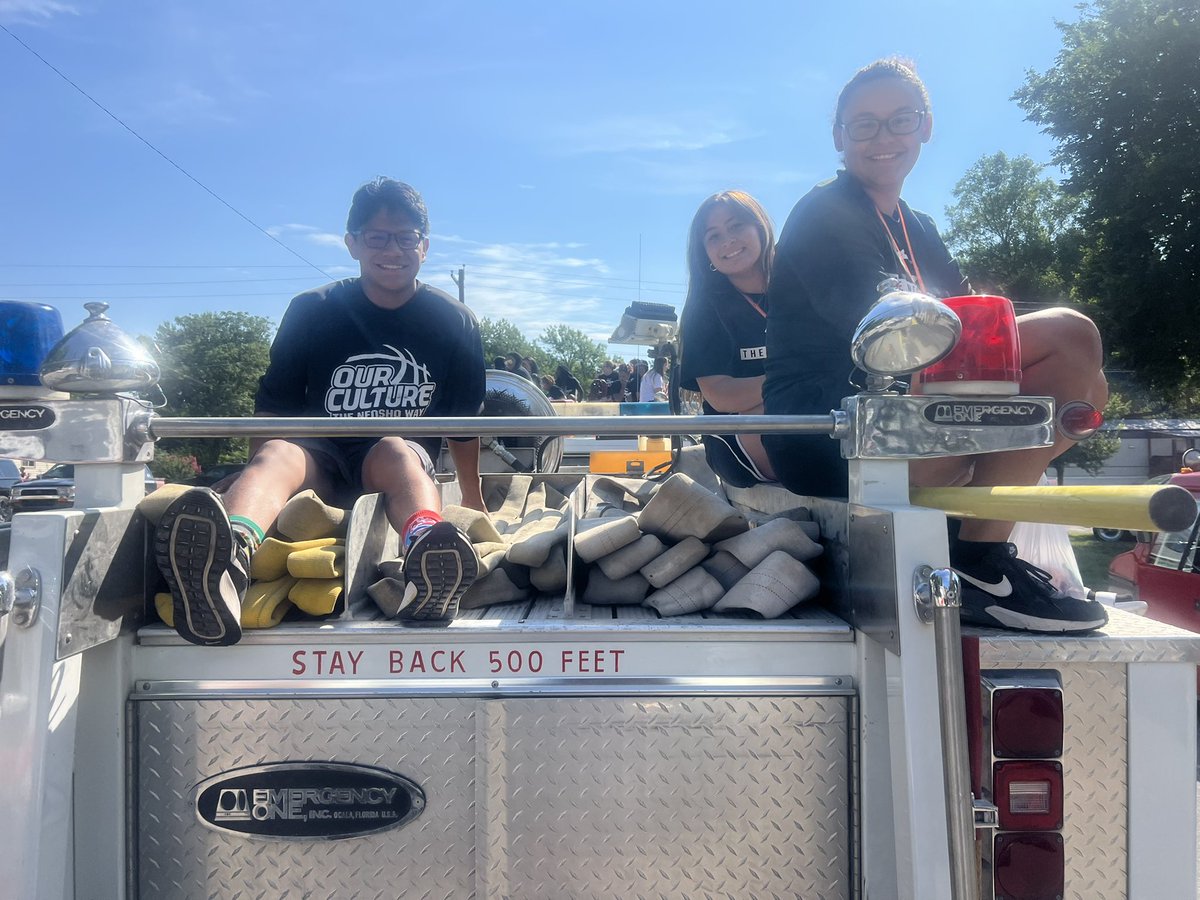 InspireJJDavis's tweet photo. We had so much fun today at the Thayer Days Parade! Thank you for allowing us to be in the parade! #TheNeoshoWay Serve over Self!!! https://t.co/NyEUJKHTIt
