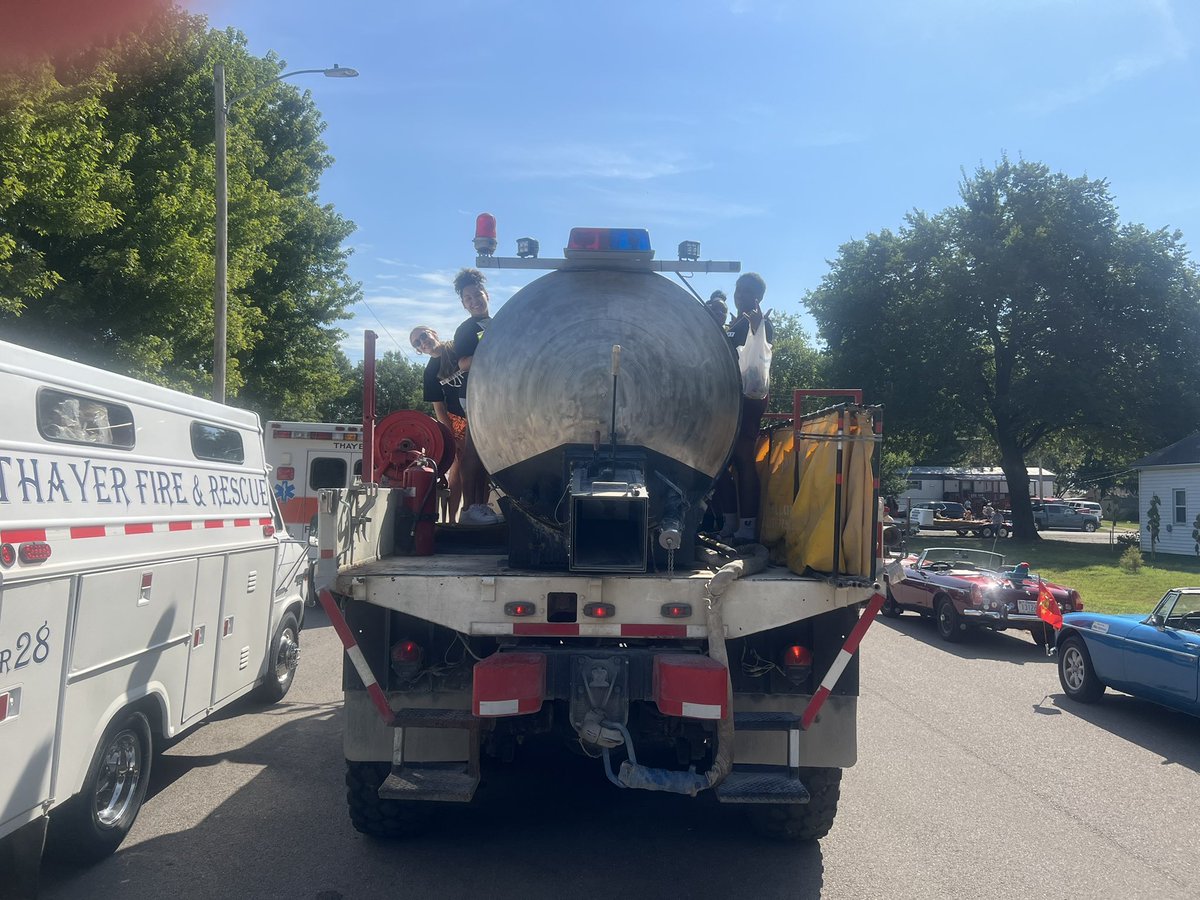 InspireJJDavis's tweet photo. We had so much fun today at the Thayer Days Parade! Thank you for allowing us to be in the parade! #TheNeoshoWay Serve over Self!!! https://t.co/NyEUJKHTIt