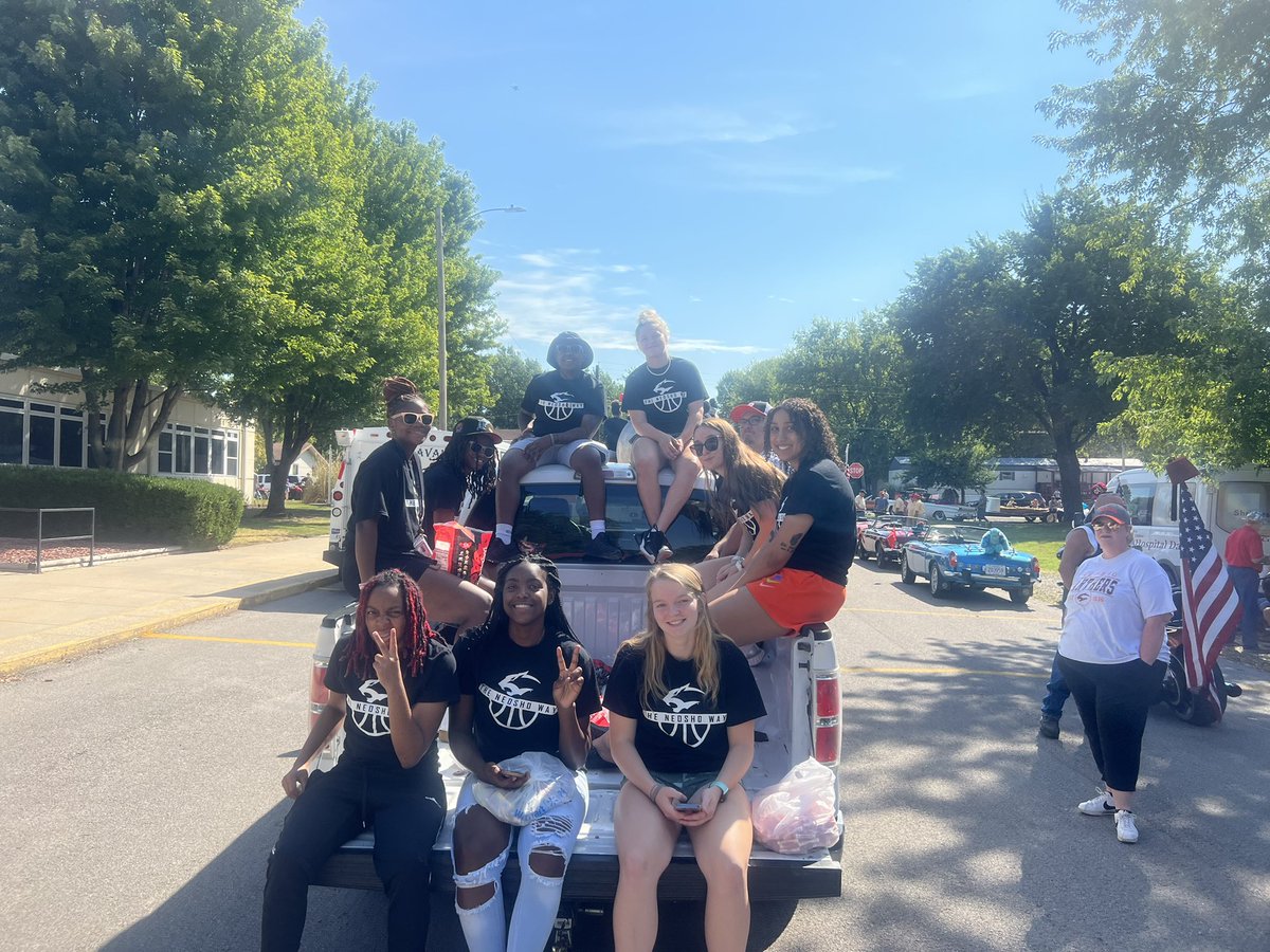 InspireJJDavis's tweet photo. We had so much fun today at the Thayer Days Parade! Thank you for allowing us to be in the parade! #TheNeoshoWay Serve over Self!!! https://t.co/NyEUJKHTIt