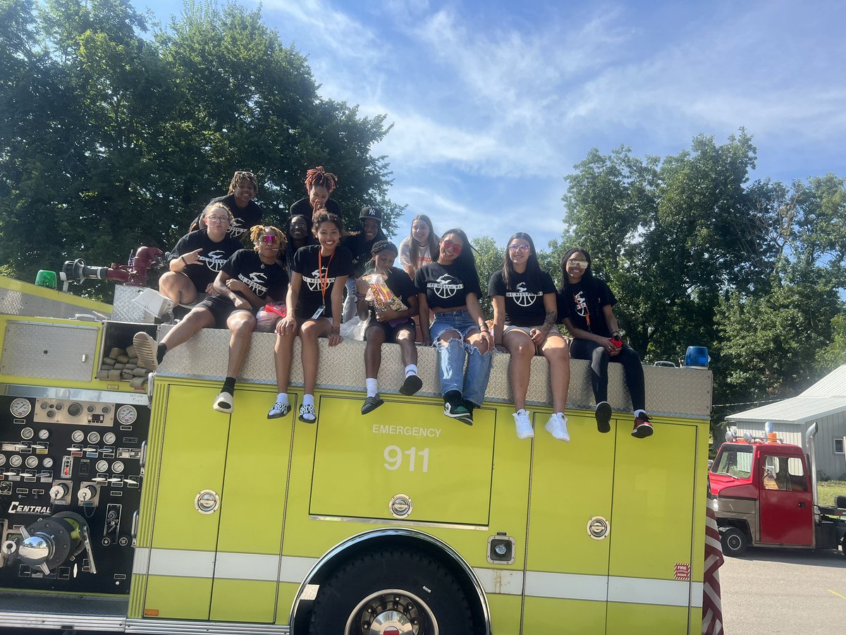 InspireJJDavis's tweet photo. We had so much fun today at the Thayer Days Parade! Thank you for allowing us to be in the parade! #TheNeoshoWay Serve over Self!!! https://t.co/NyEUJKHTIt