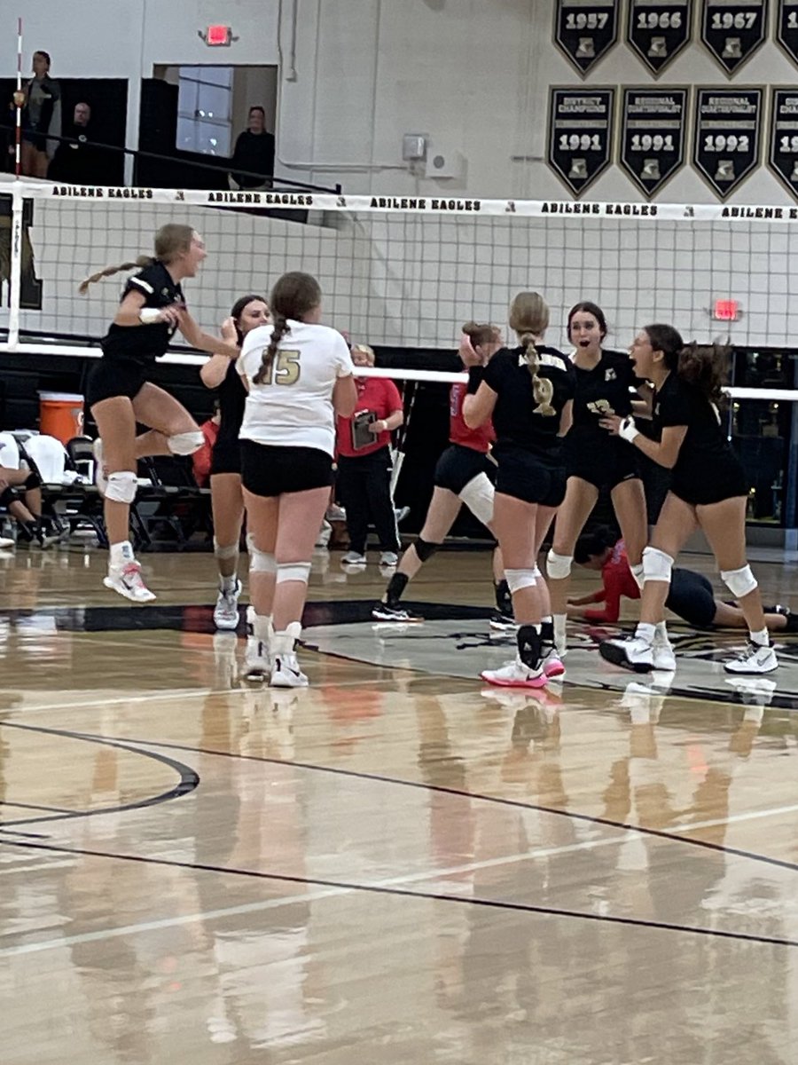 AHSEagleVB's tweet photo. Lady Eagles JV take 1st set vs Cooper 26-24 #EagleNation 🏐🦅🏐🦅#uil #volleyball https://t.co/y2Sib6R6bi
