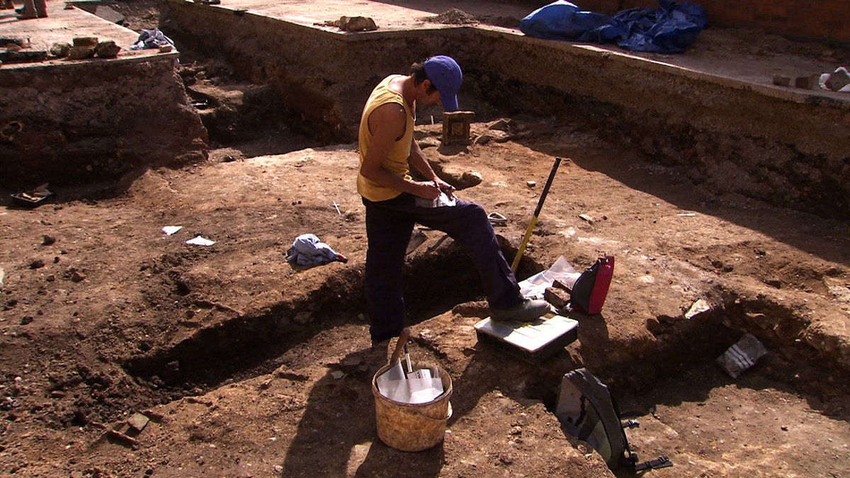 ON THIS DAY archaeologists working in Trench 3 confirmed that the burial in Trench 1 was in the church’s choir. #RichardIIITenYearsOn #Leicester #archaeology @uniofleicester @ArchAncHistLeic