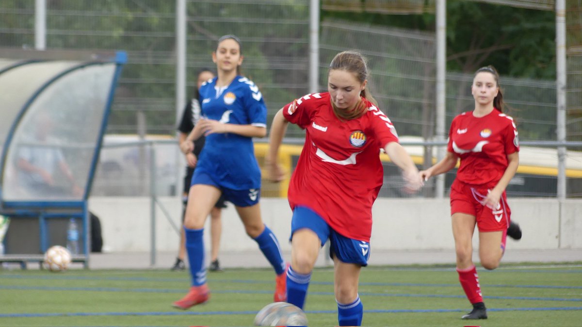 ceseagullbdn's tweet photo. FUTBOL BASE

Juvenil A i Juvenil B enfrontades en partit d'entrenament preparant-se de cara al inici lliguer.

Endavant Seagull!!! 💙

#SomhiGavines
#FutbolBase #Seagull #FutbolFemeni #FutbolFemenino https://t.co/3wwQmDl2aI