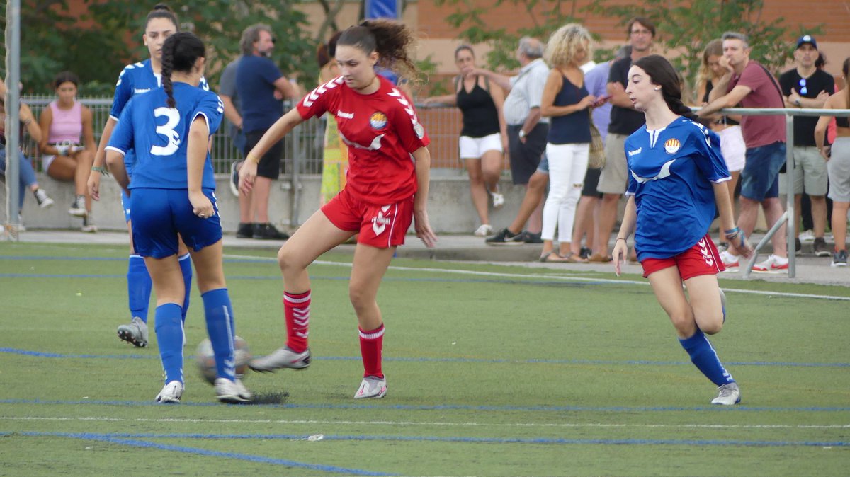 ceseagullbdn's tweet photo. FUTBOL BASE

Juvenil A i Juvenil B enfrontades en partit d'entrenament preparant-se de cara al inici lliguer.

Endavant Seagull!!! 💙

#SomhiGavines
#FutbolBase #Seagull #FutbolFemeni #FutbolFemenino https://t.co/3wwQmDl2aI