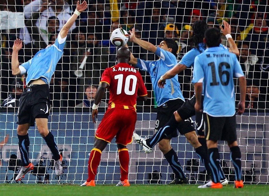 muvukha's tweet photo. ASAMOAH GYAN QUER SE VINGAR DE LUIS SUAREZ.

Uruguai e Gana estão no mesmo grupo após sorteio da FIFA e o maior artilheiro africano em mundiais, Asamoah Gyan, deseja jogar pela sua seleção porque vê nisto a melhor oportunidade para a tão aguardada vingança contra o Uruguai. https://t.co/lIVXGLvo38