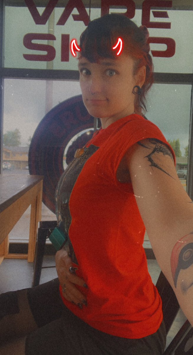 DonuttKink's tweet photo. The fact that this shirt fits LOOSELY and I accidentally got a small 😍😭

When am I going to actually FEEL like I lost weight tho 😭😭😭 https://t.co/JDObqC2c6q
