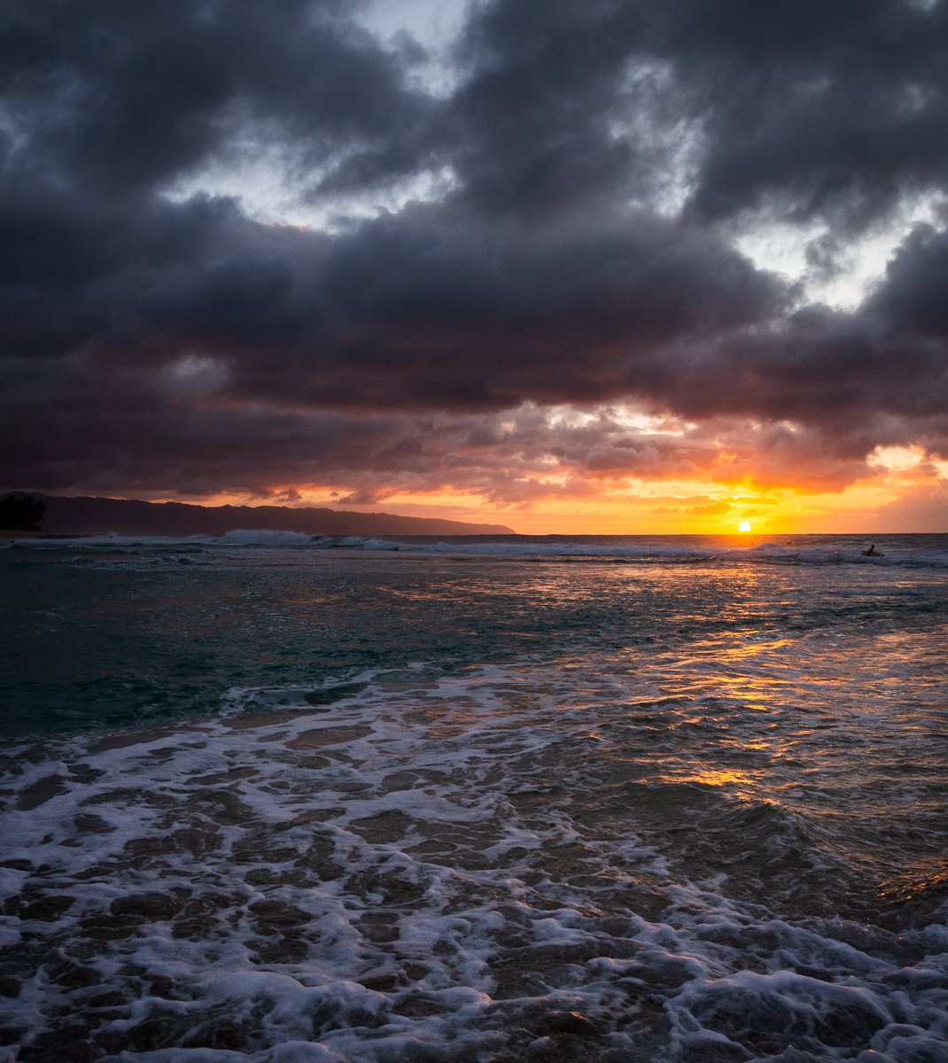 adyldo's tweet photo. Hawaiian sunset :-) https://t.co/y06URsCz7K