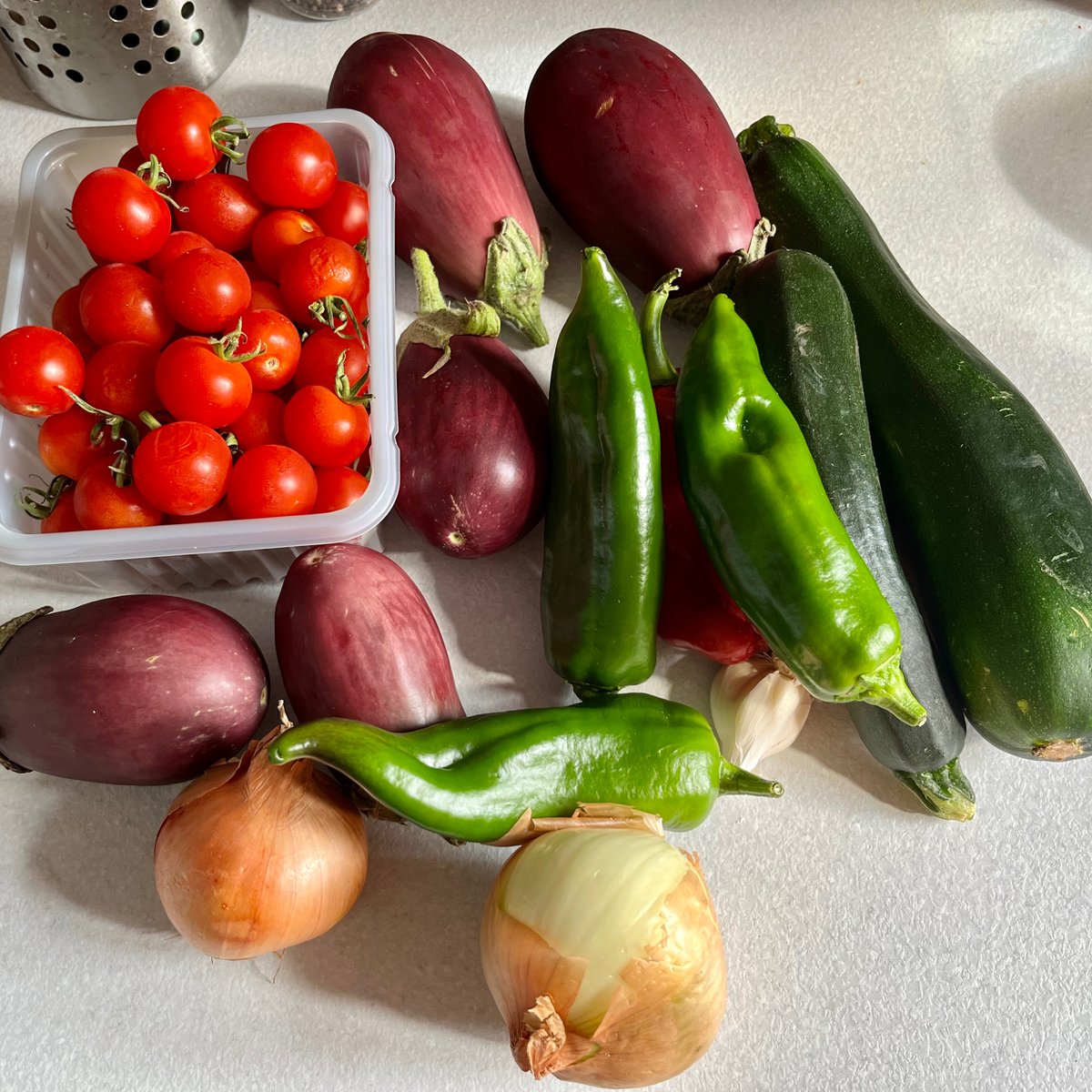 pottyplotters's tweet image. And this evening at the Little Potty’s…

Spicy roast veg with baked eggs, Mexican rice and mixed salad.

For dessert a light and refreshing melon and raspberry sorbet.

#allotment #allotmentlife #gyo #growyourown #TopOfThePlors