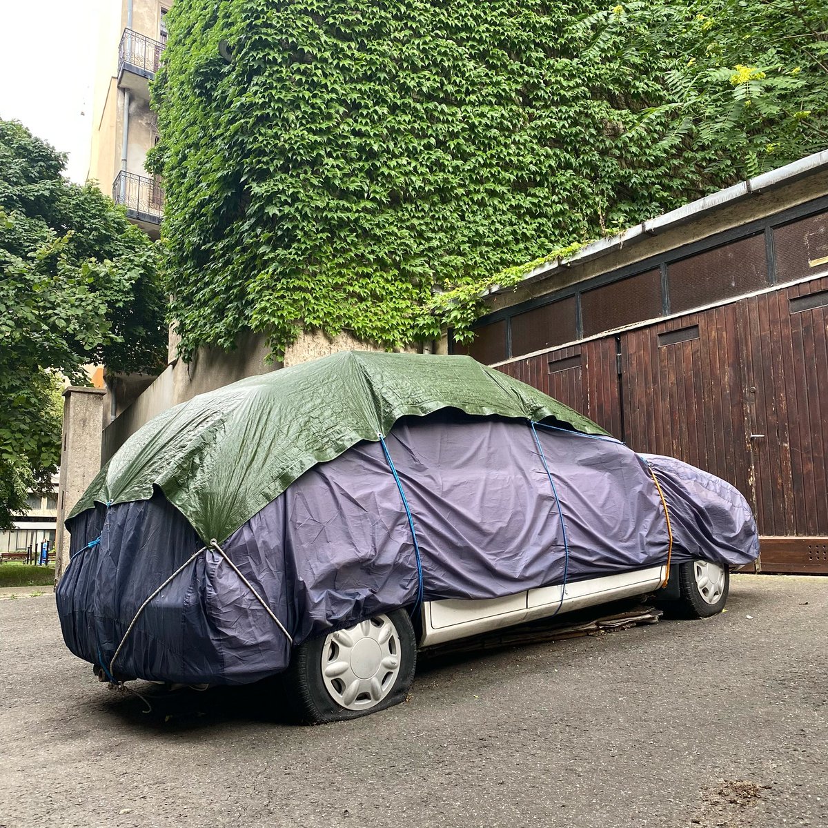 DeadCarWalking's tweet photo. Prepared to Armageddon
Suzuki Swift (2000) spotted in Budapest.
#SuzukiSwift #SuzukiCultus #GeoMetro
@GeorgeCochrane1 @addict_car @YesterdaysDrive https://t.co/0Cde0sTERf