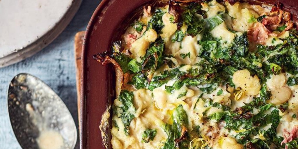 Nothing quite says comfort quite like pie and mash 🥧 

This Garlicky Butterbean &amp; Kale Mash is the perfect side to a Chicken &amp; Ham Hock Pie. Winner winner, chicken (&amp; ham hock) dinner! Take a look at the bake at home recipe here: bit.ly/3KETdaZ