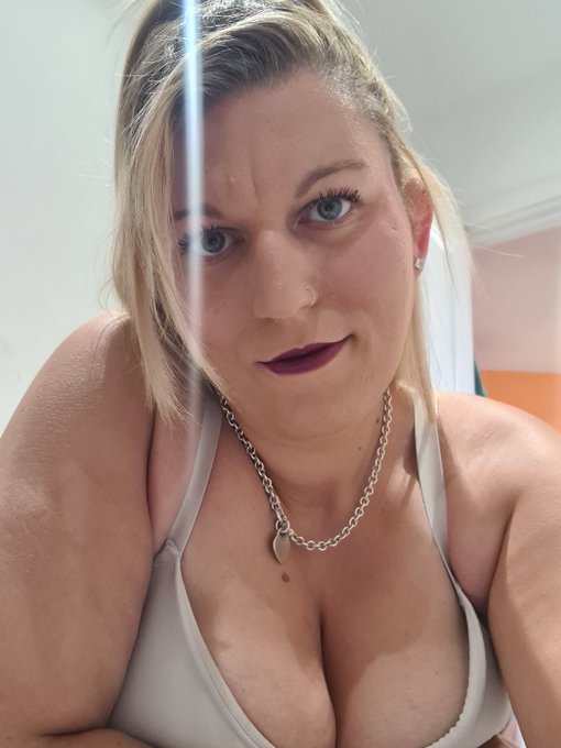 getting ready to go out, shame I can't you guys with me 😒 https://t.co/tqSHUbSYrH https://t.co/6VIP1