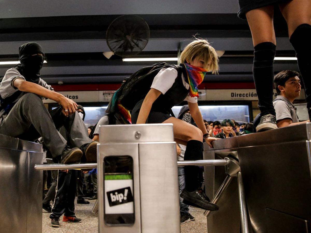 MattyLL's tweet photo. 1.- El día 7 de octubre de 2019, a eso de las 2 de la tarde, los estudiantes secundarios saltaron los torniquetes en el Metro de Santiago. Se les criticaba diciendo, que el pasaje para estudiantes no había subido. https://t.co/IAkcdcZUwg