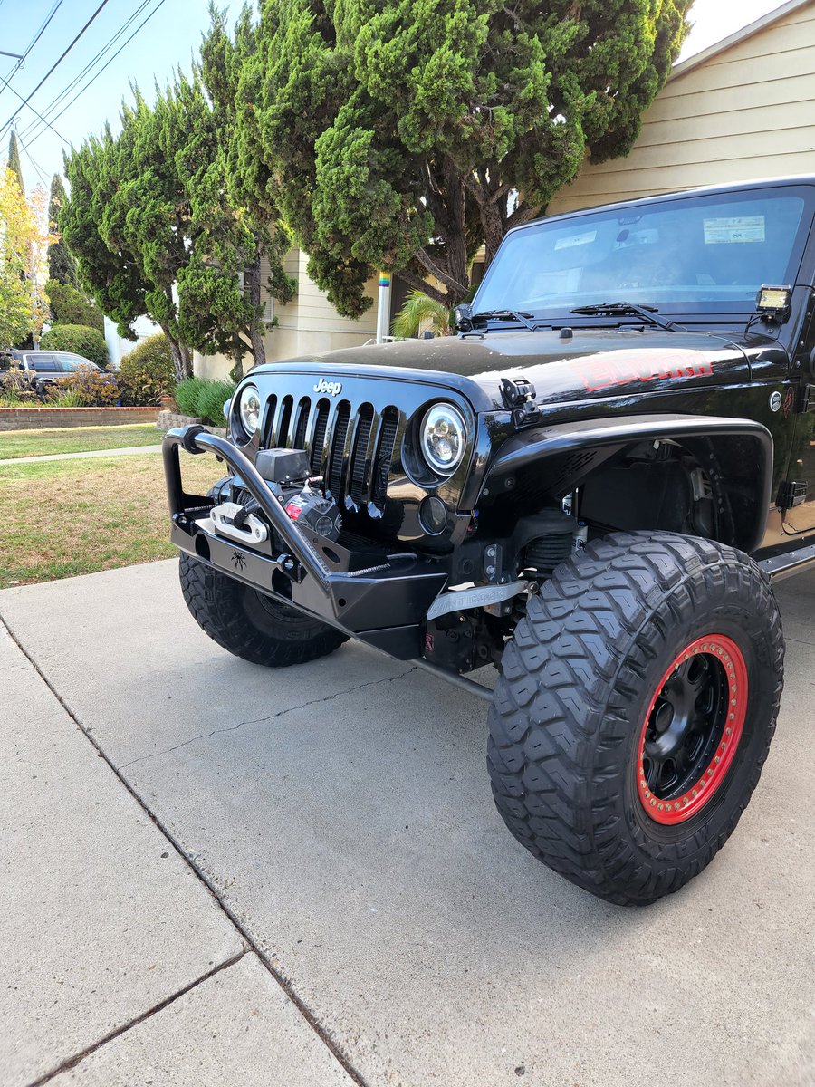 Out with the old. In with the new.
Poison Spyder Crawler stubby.
@addictedtojeeps @SpyderCompound @JeepDepot @eroetter @2fingeredsocie1 @Jeep_fen @4X4Jeeps @TheRealElvira #poisonspyder
#37s #maxxis #Jeep #Elvira