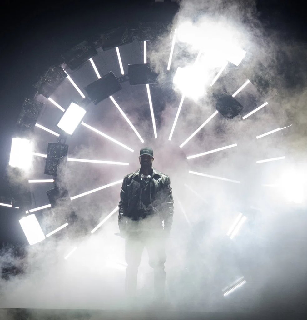 AllTime_Rap's tweet photo. Comment avez-vous trouvé la performance de Booba au Stade de France ? https://t.co/S1EeA5mhmo