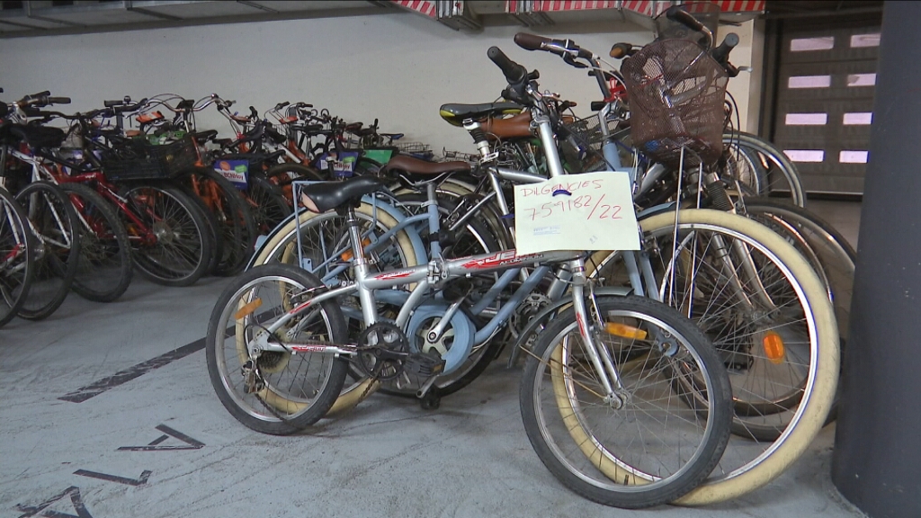 3CatInfo's tweet photo. A Barcelona es roben almenys dues bicis cada dia: consulta els barris més afectats https://t.co/BD9WRtsVxy https://t.co/J4MaIaiVPr