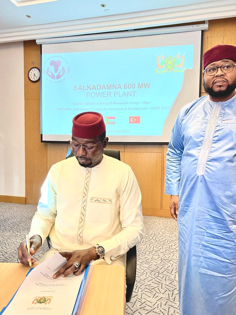 NigerMeer's tweet photo. Signature d’un mémorandum d’entente,entre SEM @Ibrahimayacoub et le PDG AACID à Istanbul,ce 03/09/22 pour le projet Salkadamna en présence du DG de la #CMEN.
Le projet comporte 4 composantes:La mine,la centrale hybride de 600 MW, les LTE et l’usine des briquettes de charbon. https://t.co/24mvFz3O0Z