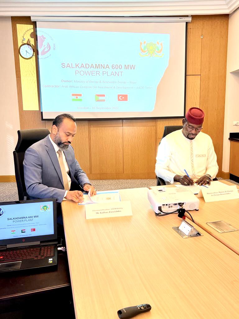 NigerMeer's tweet photo. Signature d’un mémorandum d’entente,entre SEM @Ibrahimayacoub et le PDG AACID à Istanbul,ce 03/09/22 pour le projet Salkadamna en présence du DG de la #CMEN.
Le projet comporte 4 composantes:La mine,la centrale hybride de 600 MW, les LTE et l’usine des briquettes de charbon. https://t.co/24mvFz3O0Z