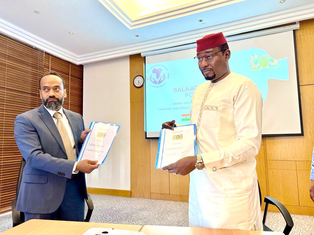 NigerMeer's tweet photo. Signature d’un mémorandum d’entente,entre SEM @Ibrahimayacoub et le PDG AACID à Istanbul,ce 03/09/22 pour le projet Salkadamna en présence du DG de la #CMEN.
Le projet comporte 4 composantes:La mine,la centrale hybride de 600 MW, les LTE et l’usine des briquettes de charbon. https://t.co/24mvFz3O0Z