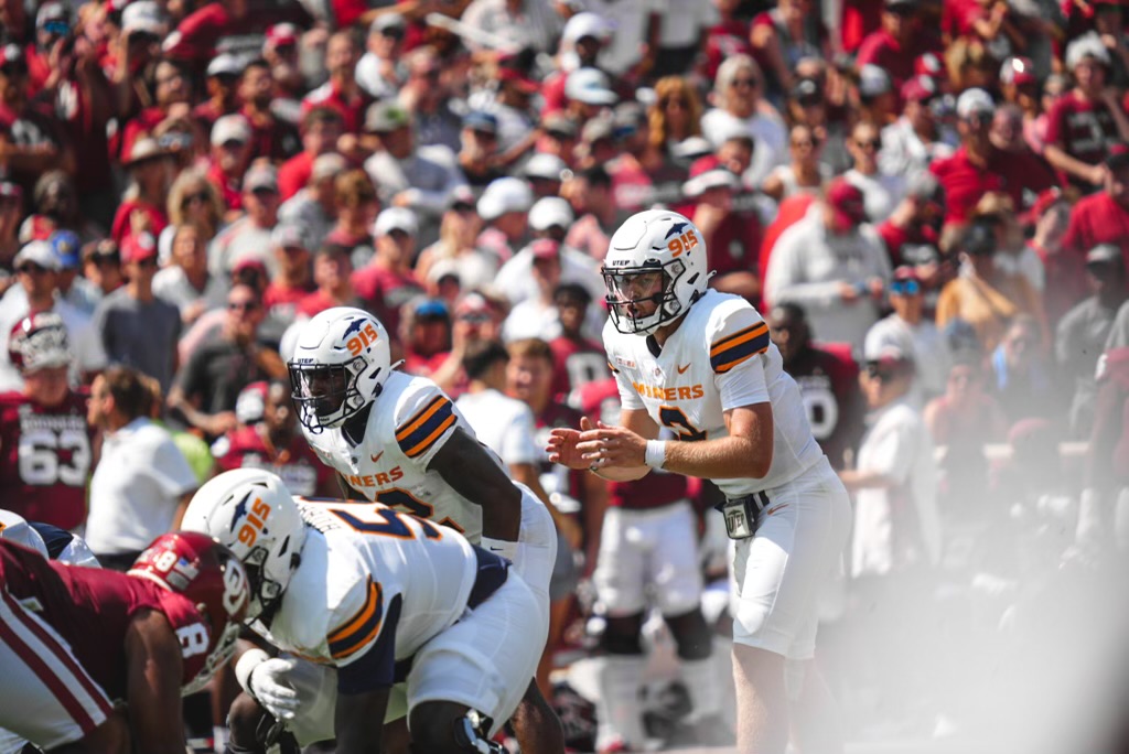 UTEPFB's tweet photo. #StatStuff | after 3 quarters, @GavinHardison12 has completed a career-high 26 passes... https://t.co/wZsAFgZe9A