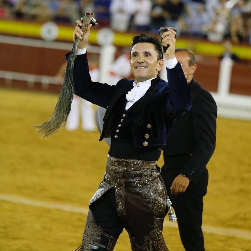 merida_toros's tweet photo. 📈 BALANCE 📆 3 de septiembre
🐂 Los Espartales, Murteira Grave, María Guiomar, Victorino Martín, Ángel Sánchez y Veiga Texeira 

☑️ Diego Ventura, dos orejas, silencio, oreja, oreja, dos orejas y rabo y dos orejas y rabo con petición de indulto

#ElToreoEterno 

@InfoDVentura https://t.co/8PNViBVaqI
