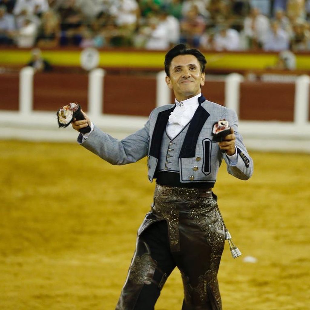 merida_toros's tweet photo. 📈 BALANCE 📆 3 de septiembre
🐂 Los Espartales, Murteira Grave, María Guiomar, Victorino Martín, Ángel Sánchez y Veiga Texeira 

☑️ Diego Ventura, dos orejas, silencio, oreja, oreja, dos orejas y rabo y dos orejas y rabo con petición de indulto

#ElToreoEterno 

@InfoDVentura https://t.co/8PNViBVaqI