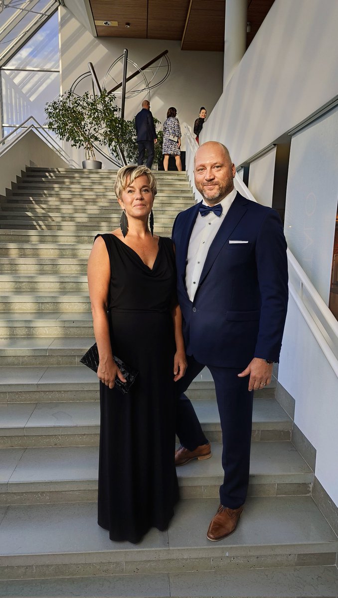 MestariSifu's tweet photo. Järvenpään yrittäjien tämän vuoden yrittäjäjuhlat on nyt juhlittu ja palkinnot jaettu. Onnea kaikille palkituille, olette ne todellakin ansainneet 💪
Kiitos myös puolustusministeri @anttikaikkonen panoksestanne juhliimme 🙏
Nyt otetaan @sannamakinen73 kanssa hetki chilliä 👋 https://t.co/gKjJrR3lmJ