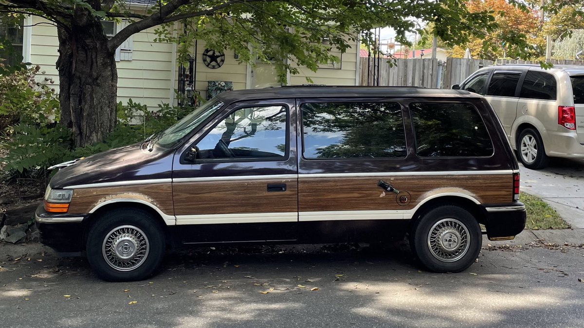 Proper spec Caravan spotted in Charlotte’s NoDa neighborhood.

@itsvantime 

#weirdcartwitter #dodgecaravan #90scars