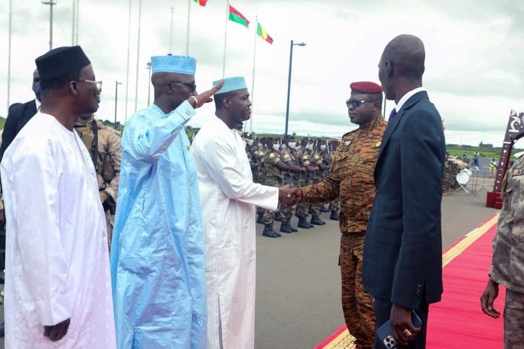 Gal_Abd_Maiga's tweet photo. Coopération #Mali 🇲🇱 #Faso🇧🇫

En visite de travail et d’amitié en terre malienne depuis ce matin, j'ai accompagné ce soir, le Président de la transition du Burkina Faso, le Lt-Colonel Paul-Henri Sandaogo DAMIBA, à l'aéroport International Modibo Keita, qui regagne son pays. https://t.co/hx3cnLnGiA