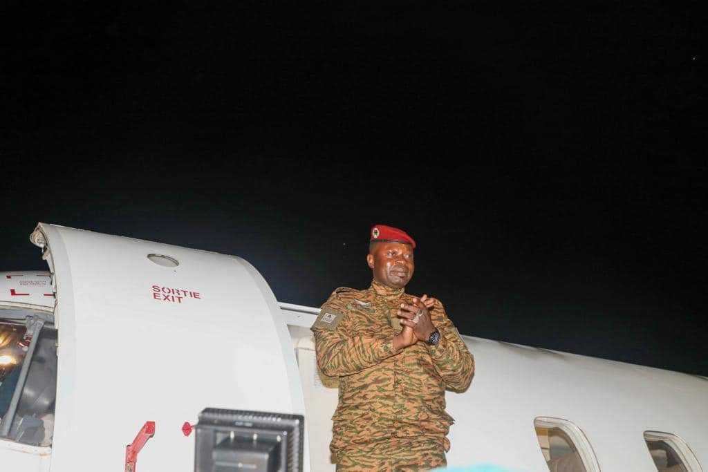 Gal_Abd_Maiga's tweet photo. Coopération #Mali 🇲🇱 #Faso🇧🇫

En visite de travail et d’amitié en terre malienne depuis ce matin, j'ai accompagné ce soir, le Président de la transition du Burkina Faso, le Lt-Colonel Paul-Henri Sandaogo DAMIBA, à l'aéroport International Modibo Keita, qui regagne son pays. https://t.co/hx3cnLnGiA