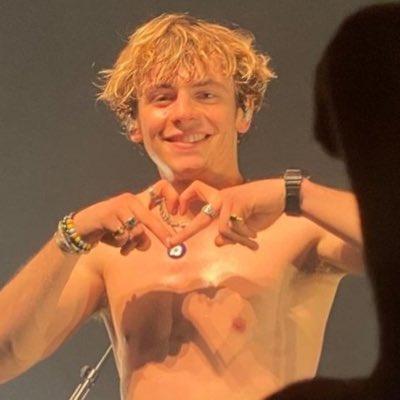 oficialadrien's tweet photo. #NovaFotoDePerfil https://t.co/dllQ6seasl