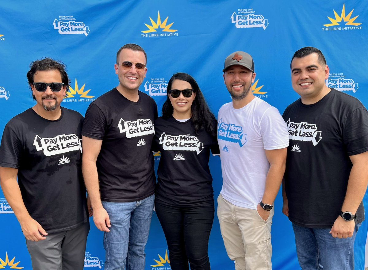 mrjorgemtz's tweet photo. La necesidad en la comunidad es real. Personas formadas desde las 5am solo para recibir un poco de ayuda. 200 familias ahora saben más de la inflación y que el Presidente Biden, y congresistas como Vicente González han votado por legislaciones que aumentan la inflación. #BeLIBRE https://t.co/WP1mx70qHF