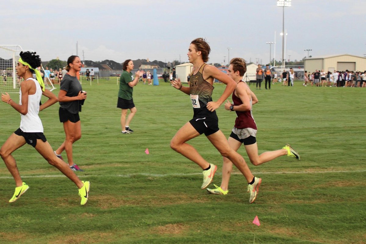 TeamHendry5's tweet photo. Eyes on the prize…sub 16:00 (15.59.7) 5th overall…@HunterHendry44 🖤💛 @KO_Track_CC @thomashensley @Coach_BCarp https://t.co/IE11GkEe7n