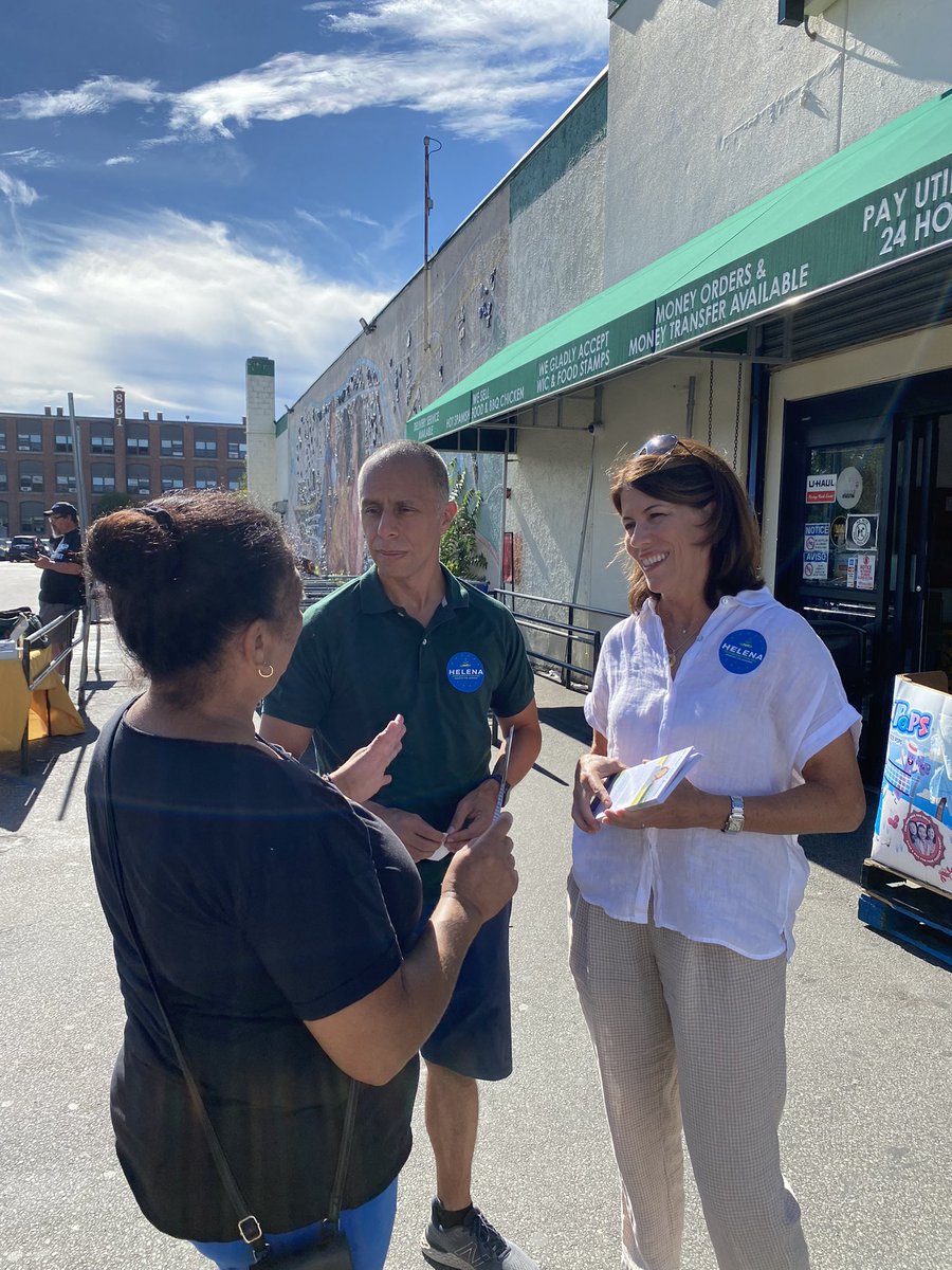 HelenaBFoulkes's tweet photo. Second stop: Amazing to be on Broad Street again visiting small businesses! @Jorge_Elorza #LaBroa https://t.co/dJDtHh9lvp