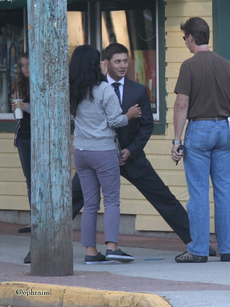 se vocês soubessem o tanto que eu amo essa foto dele quase abrindo um espacate pra maquiadora poder alcançar ele