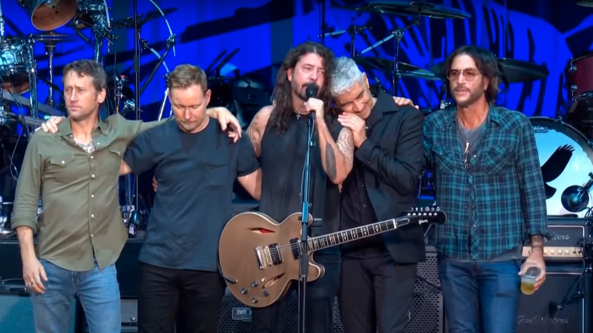 For six hours, @FooFighters and their fans were able to grieve together as one collective family, honoring Taylor Hawkins in the only appropriate way: by rocking the fuck out. 

Our recap of the band's epic tribute concert: cos.lv/cQYW50KzwWA

#TaylorHawkinsTribute