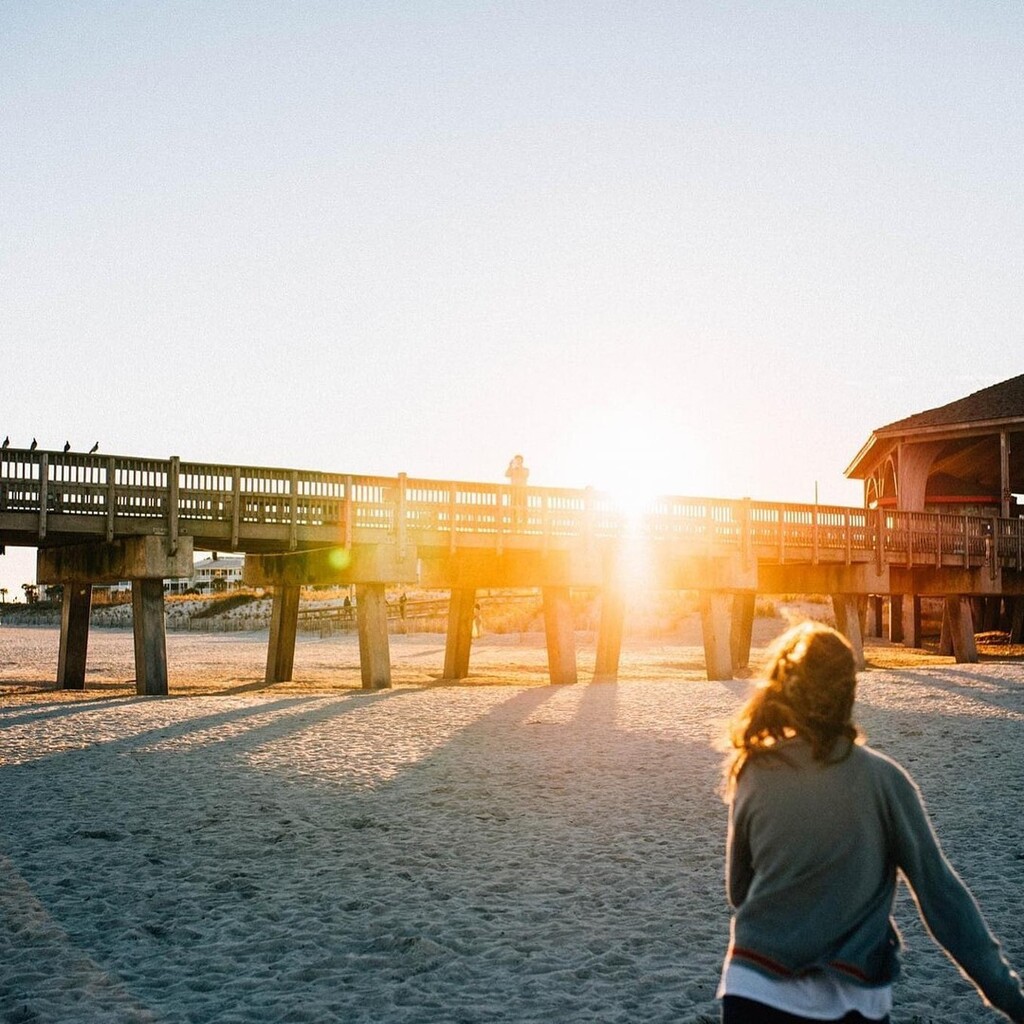 VisitTybee's tweet photo. Racing into the Tybee sunset. #VisitTybee [📸 @johanna_hood_37]
.
. 
. 
#tybeeisland #tybee #tybeebeach #sunset #fireskies #sunset #peir https://t.co/h4mhTXYEWy