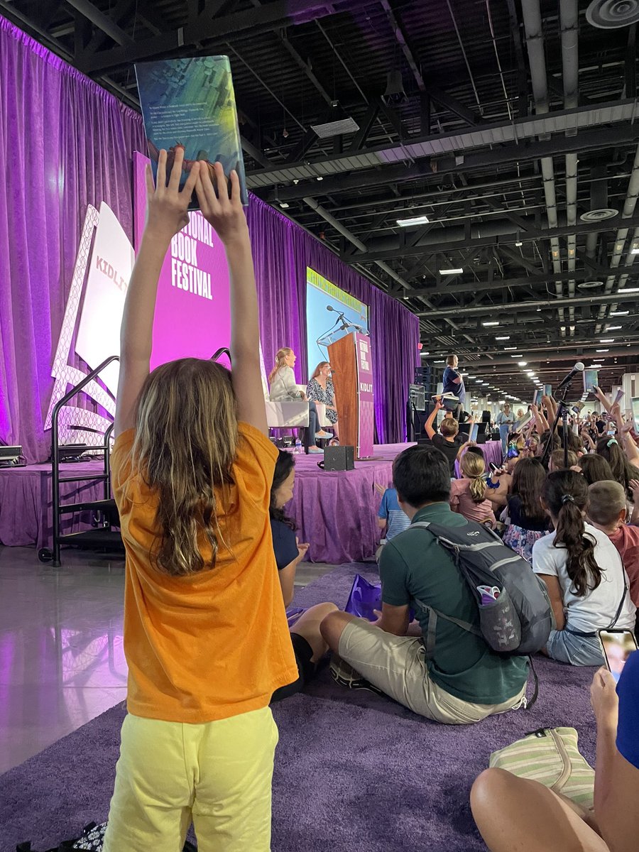 charlesallen's tweet photo. Biggest draw of the day clearly was 
#WingsofFire author #TuiSutherland at #NationalBookFestival. So many kids engaged &amp; asking questions. And @clfravel (DCPS librarian &amp; @SWSatgoding pride) rep’d DC very well on the national stage as the moderator! https://t.co/ahNsD9XhOw